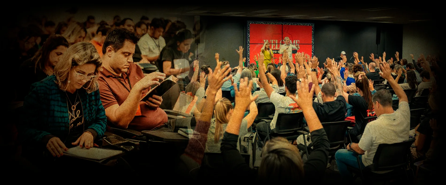 Alunos do Carisma em um culto de louvor